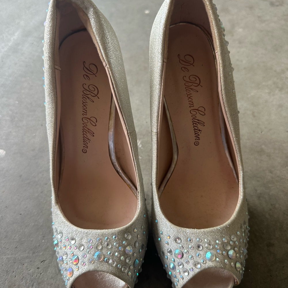De Blossom Collection Women's Silver Peep Toe Heels